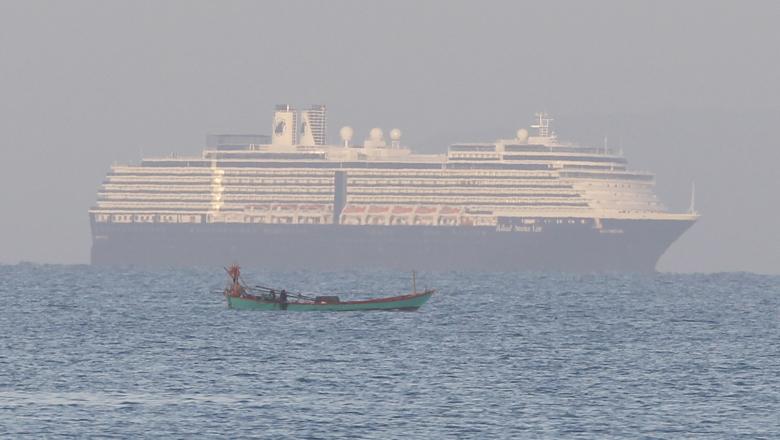 Pasagerii de pe nava de croazieră pe care nimeni nu voia să o primească de teama coronavirusului, primiţi de premierul Cambodgiei