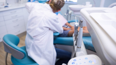 Organizația Mondială a Sănătății recomandă amânarea vizitelor de rutină la stomatolog