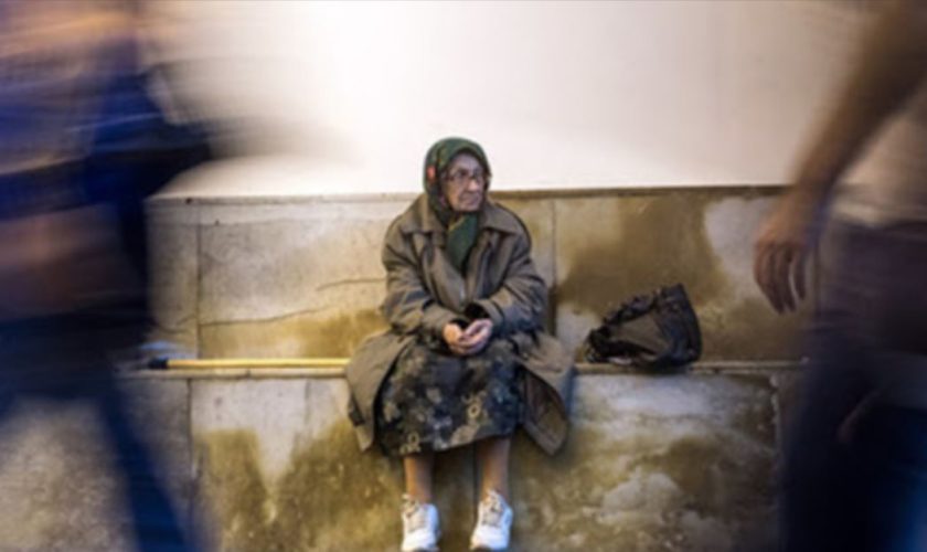 Peste jumătate din vârstnicii din orașele României se simt singuri: unul din patru vorbește cu o singură persoană într-o lună (studiu)