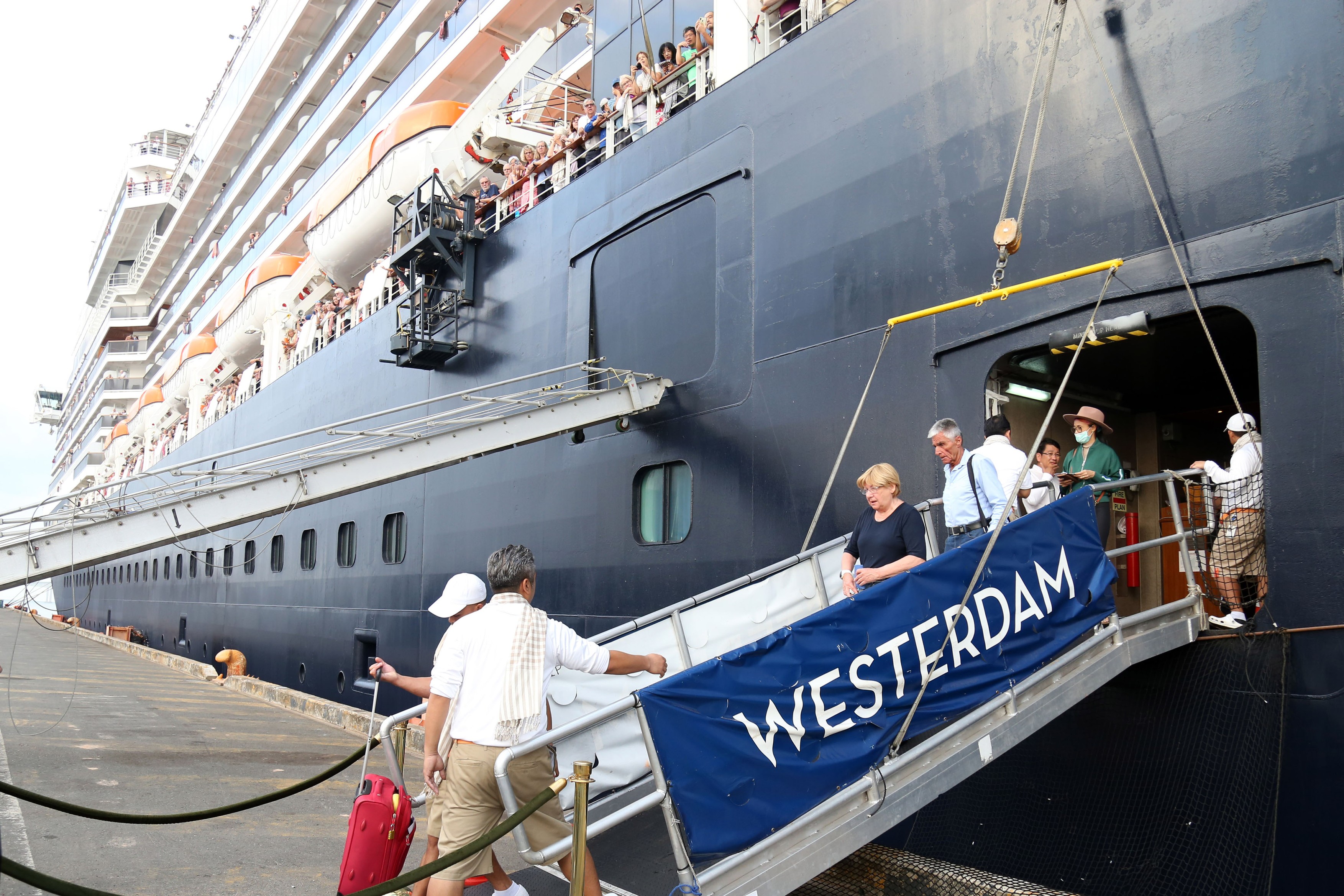 MAE: Unul dintre românii de pe nava Westerdam a plecat spre casă