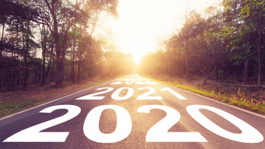 o sosea pe care scrie 2021 2022 2023, sugerand viitorul