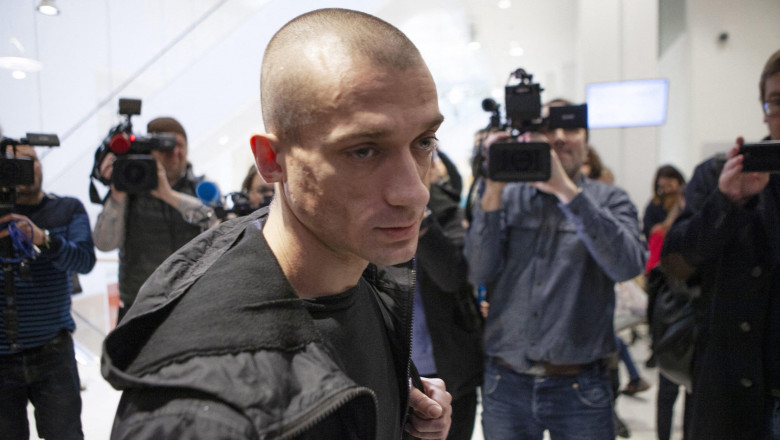 Artistul Petr Pavlenski, omul gesturilor șocante, a fost aresta