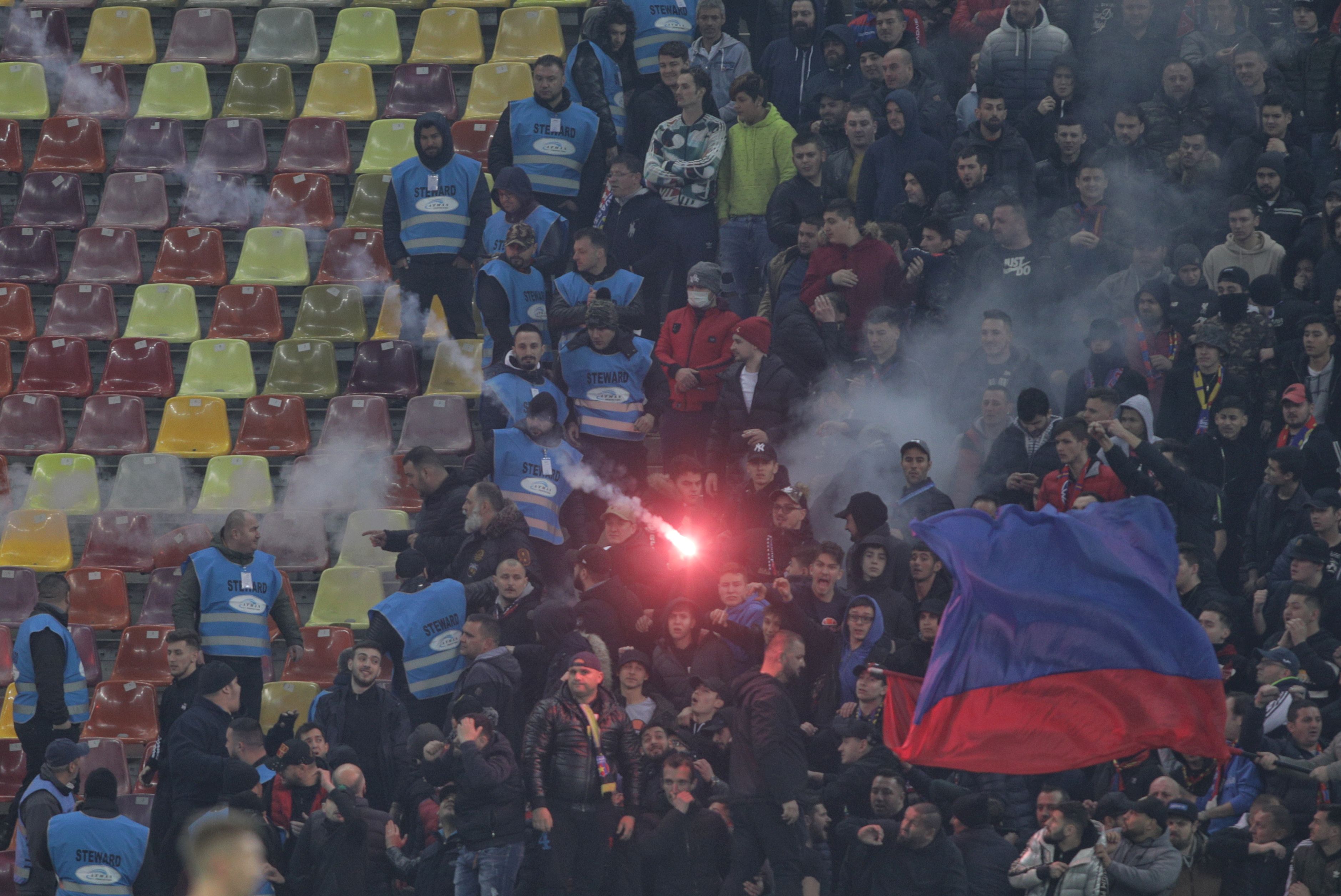 Dinamo-FCSB. Incidente între suporteri la derby și momente de panică pe teren