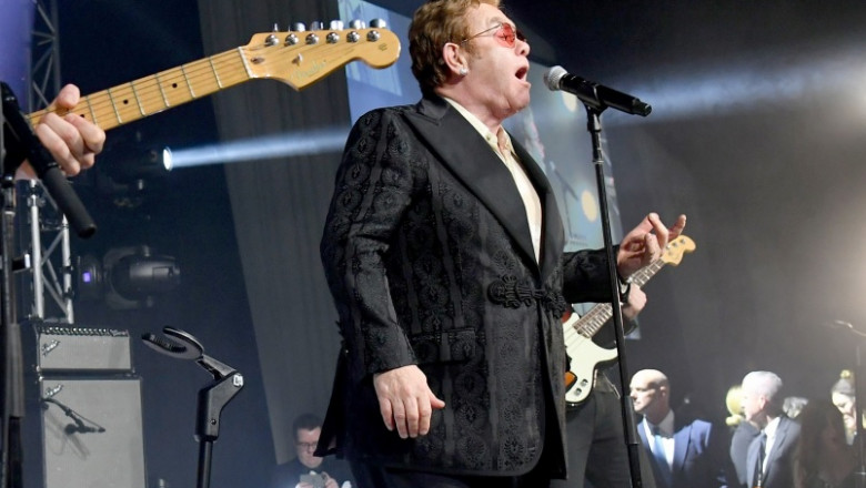 Elton John cantand pe scena