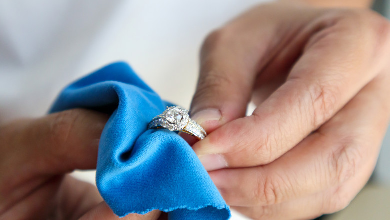 Un bijutier lustruieste un inel de logodna