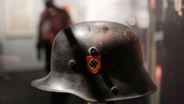 cască germană din Al Doilea Război Mondial, cu însemne naziste (svastica) expusă într-un muzeu