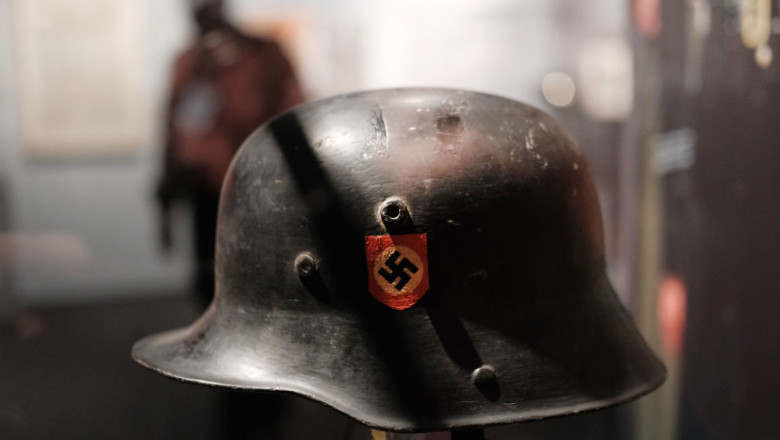 cască germană din Al Doilea Război Mondial, cu însemne naziste (svastica) expusă într-un muzeu