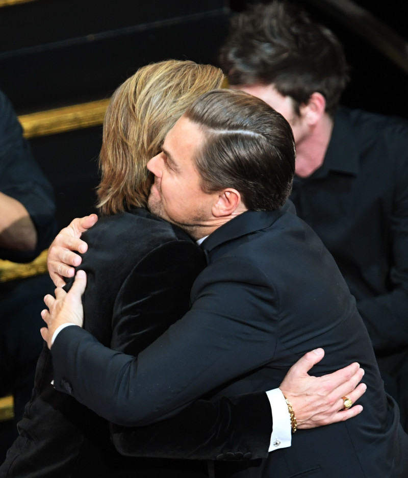 Brad Pitt se imbratiseaza cu Leonardo DiCaprio