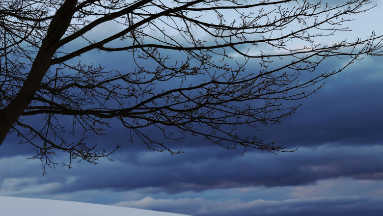 A blizzard comes in the evening. Winter thunderstorm with blizzard