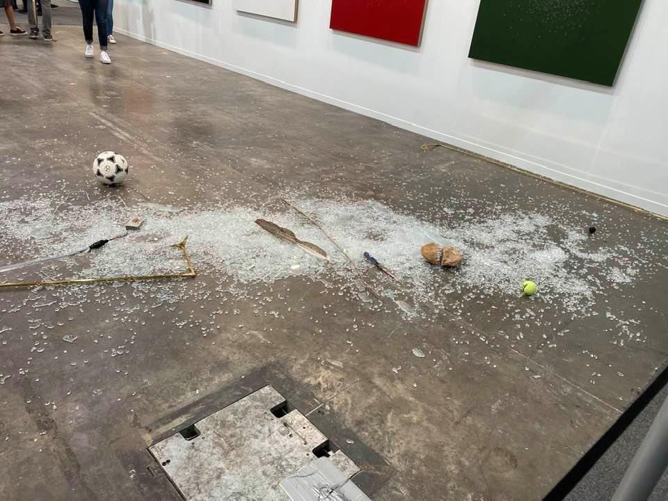 „Tragedie” la o galerie de artă. O operă a fost distrusă de un critic cu o doză de suc