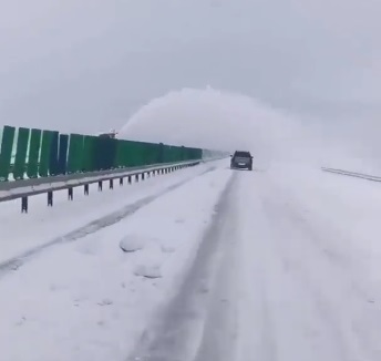 Utilaj de deszăpezire filmat pe Autostrada Sudului cum aruncă zăpada de pe un sens pe altul. Imaginile au devenit virale