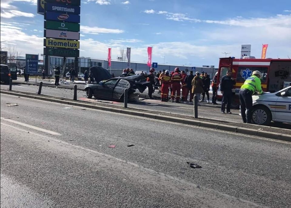 Accident grav pe DN 1. O mașină care ar fi încercat să întoarcă pe DN1 a fost ruptă în două GALERIE FOTO