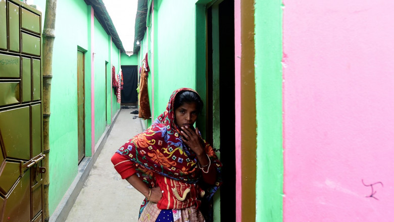 O lucratoare sexuala asteapta in afara unui bordel, in Bangladesh