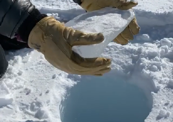 O bucată de gheață aruncată într-un puţ de 137 de metri din Antarctica produce cele mai neobișnuite sunete VIDEO