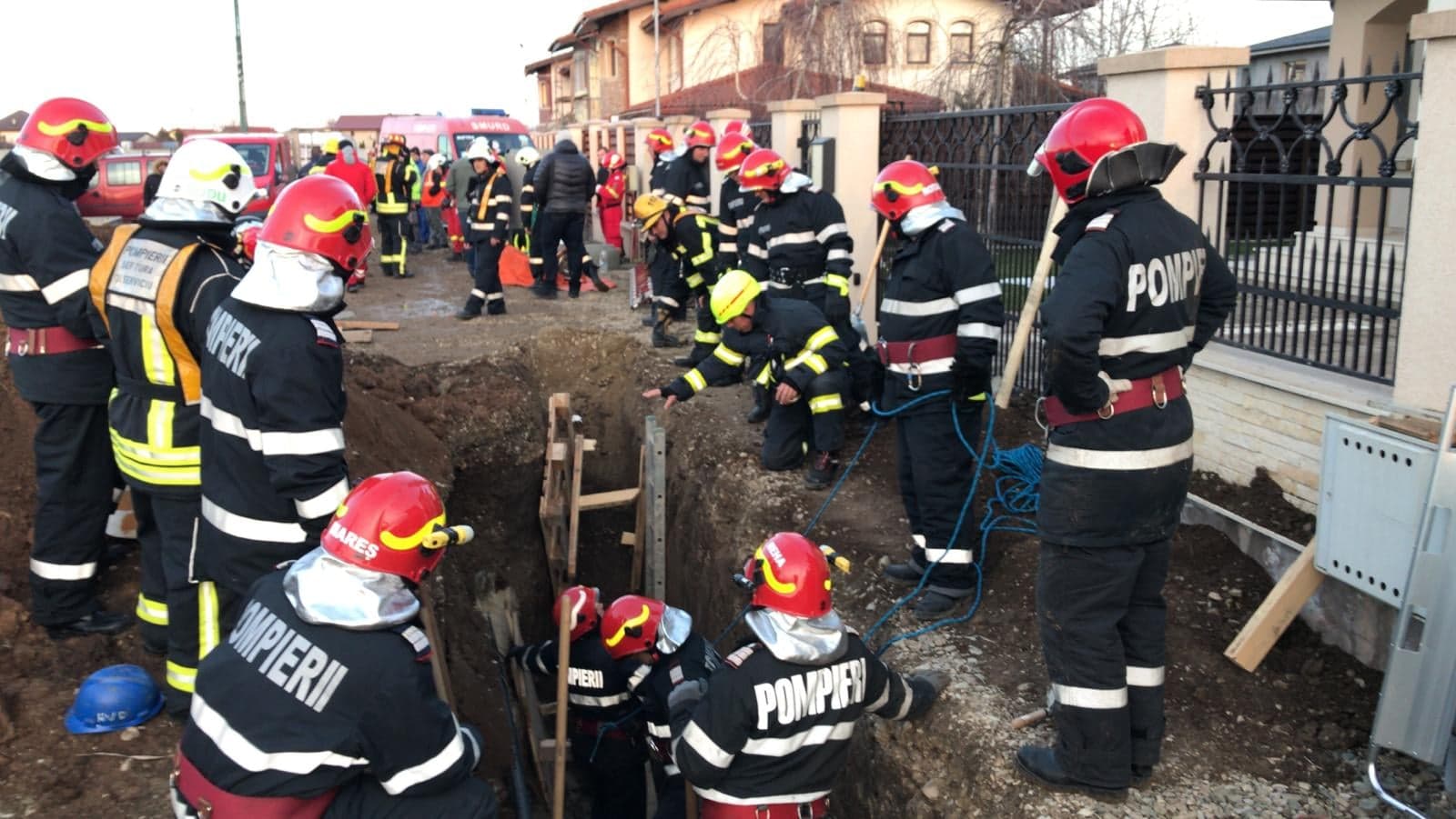 FOTO | Bărbat prins sub un mal de pământ. La acțiunea dramatică de salvare a fost trimis un elicopter SMURD