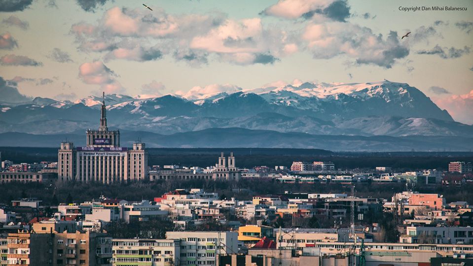 Explicații pentru fotografia spectaculoasă cu munții Bucegi realizată din București. Cum arată obiectivul cu care a fost făcută