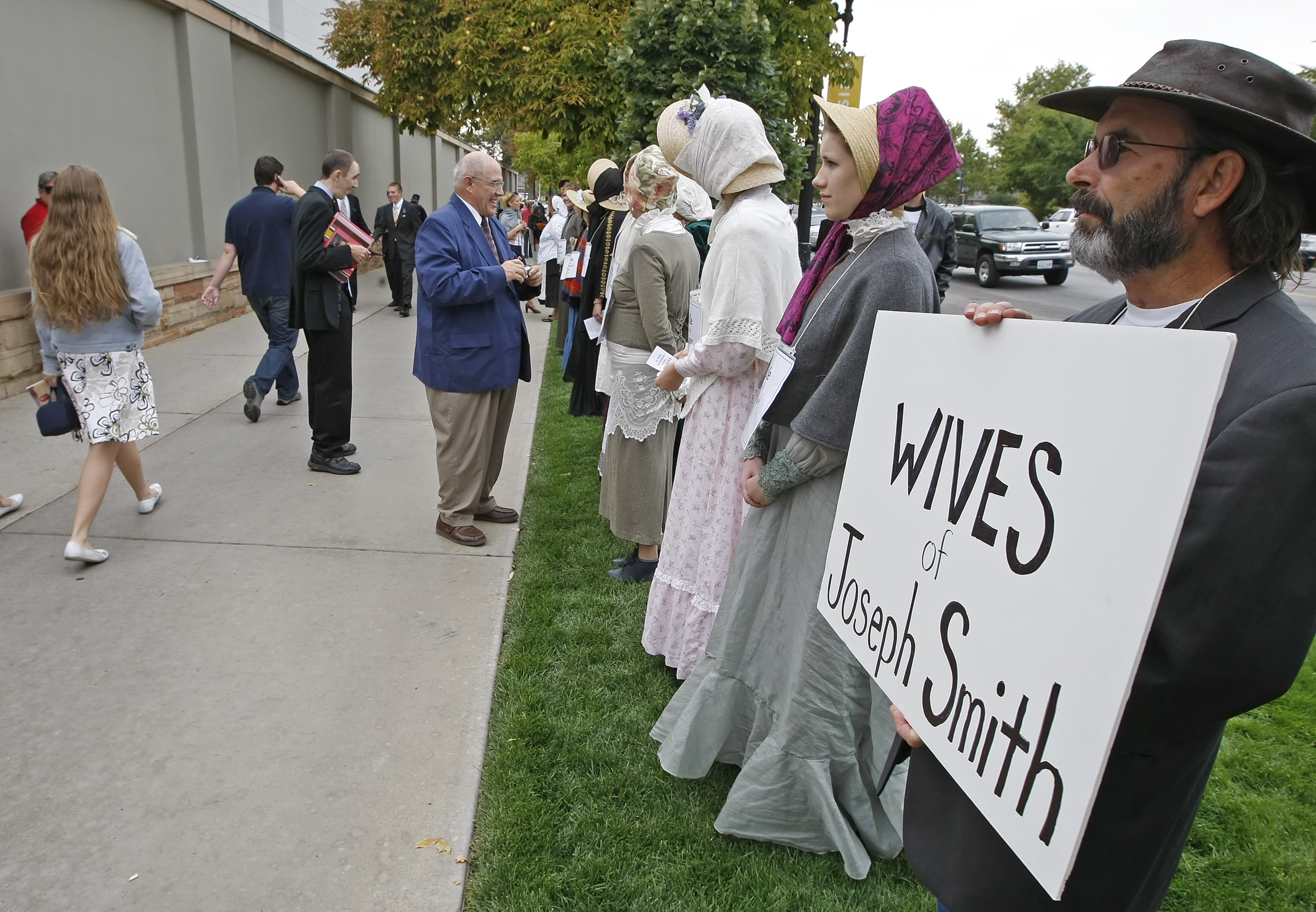 Mormonii vor poligamie fără închisoare în America. Legea a trecut în unanimitate de comisiile Senatului din Utah