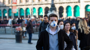 Tânăr cu mască de protecție în Italia, în perioada pandemiei de coronavirus.
