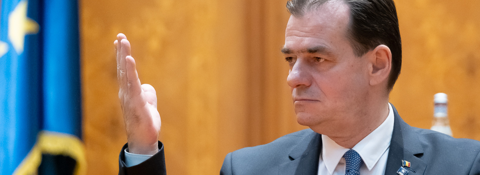 orban-semn-mana-in-parlament-citire-motiune-gov