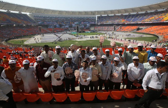 Presedintele Donald Trump, primit pe un stadion plin, in India