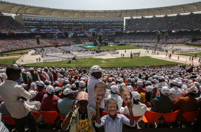 Presedintele Donald Trump, primit pe un stadion plin, in India