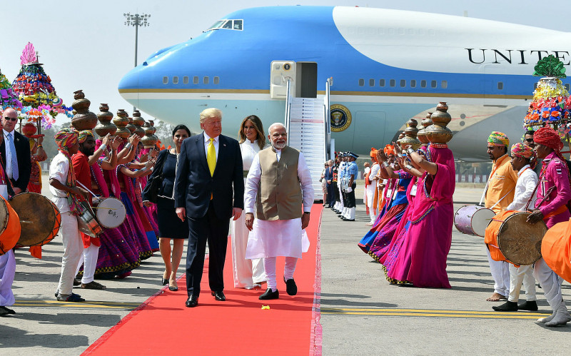 Presedintele Donald Trump, primit pe un stadion plin, in India