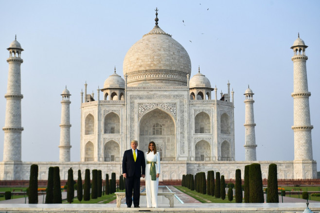 Presedintele Donald Trump, primit pe un stadion plin, in India