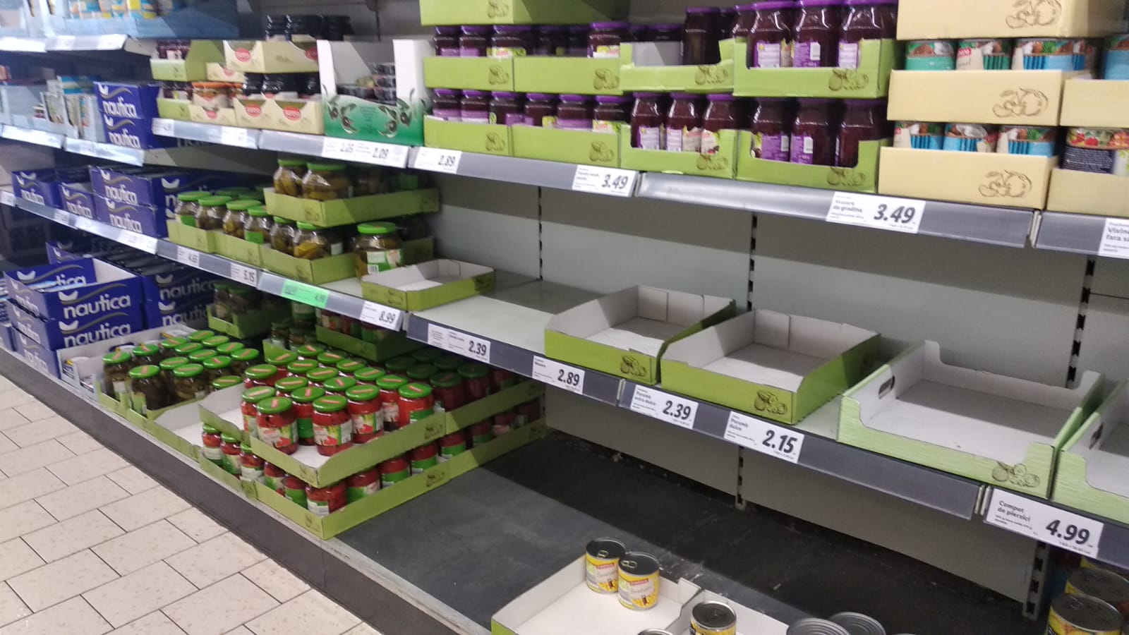 Supermarketuri golite. Cumparator: „Mai bine sa cumpere sapun, detergent, sa se spele. Pentru ce sa cumpere saci de faina?”