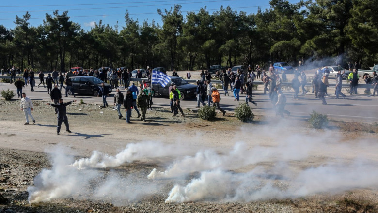 Confruntari violente intre localnici si fortele de ordine din Lesbos