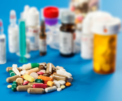 Sunt familii care au cumpărat zeci de cutii de Paracetamol. Apel disperat: Nu mai credeți prostiile despre medicamente miraculoase!