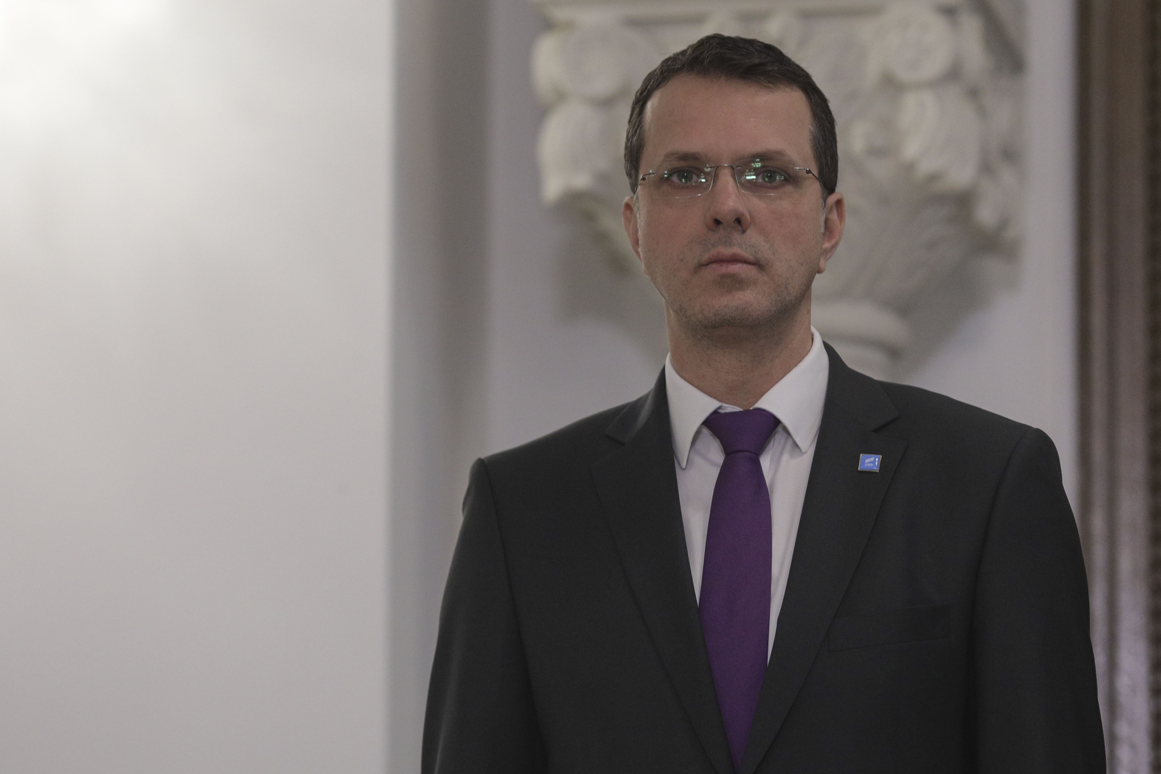 Reacții în scandalul diplomei lui Ionuț Moșteanu: liderul AUR George Simion îi cere demisia. Ce spune Guvernul