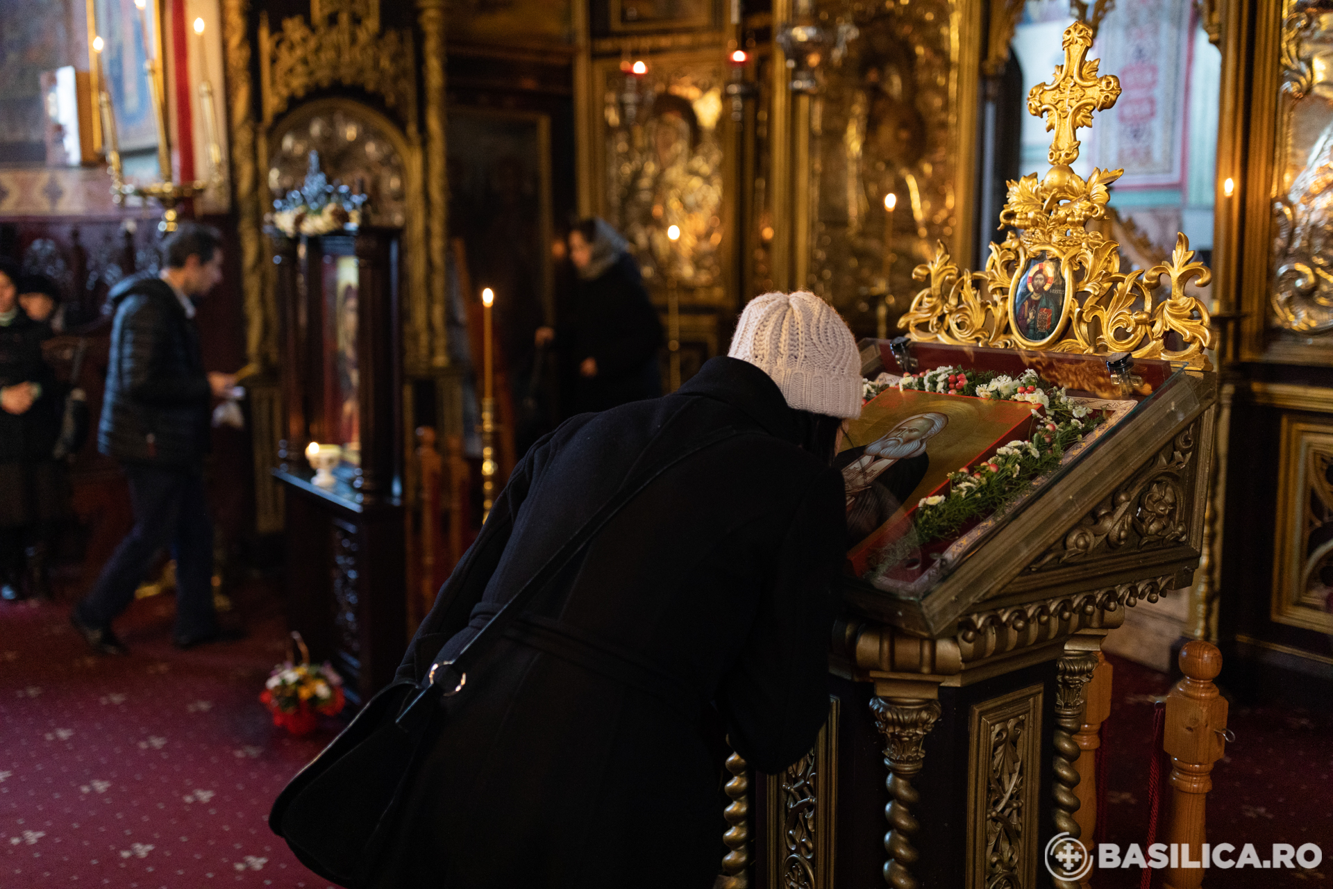 Românii spun că sunt credincioși, dar nu prea calcă la biserică. Ce arată primul barometru al vieții religioase din România