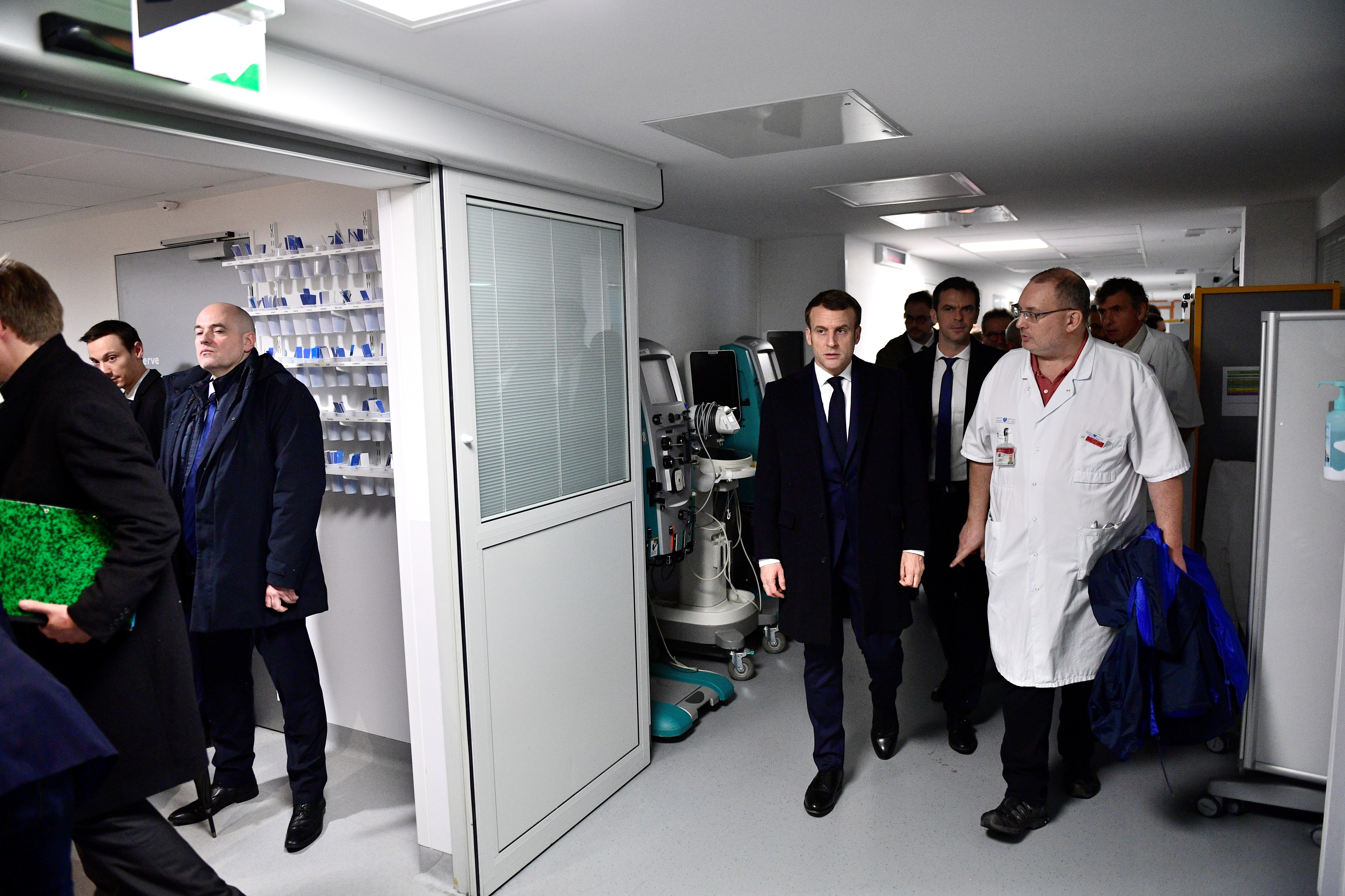 Macron a vizitat spitalul in care a murit primul francez confirmat cu coronavirus