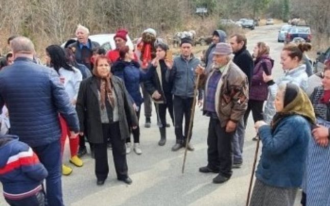 Revolta cu topoare intr-un sat din Arges declarat centru de carantina pentru pacientii cu coronavirus: „Aici ati gasit prostia?”