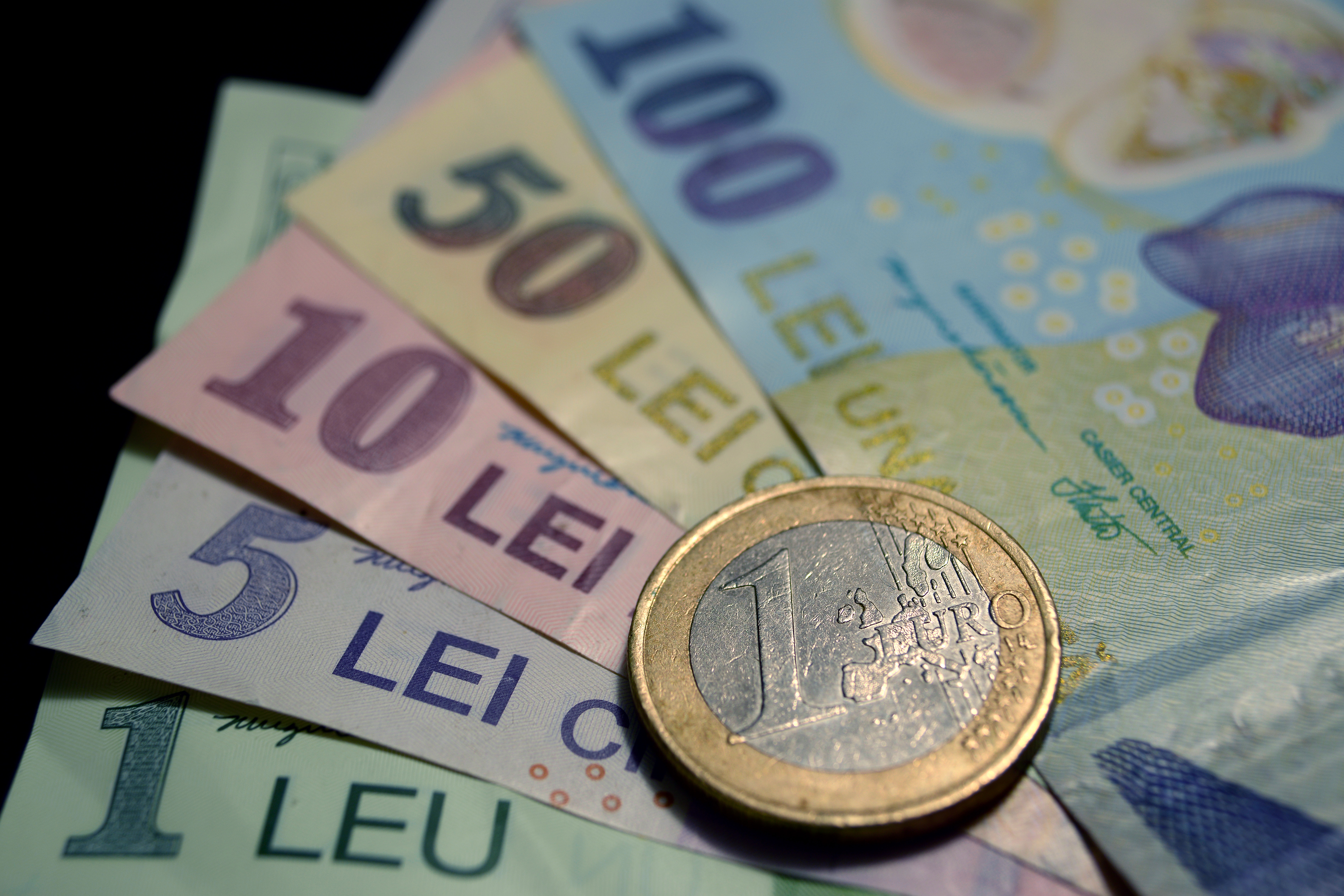 Cursul valutar a urcat la un nou maxim istoric, pe fondul crizei politice. Consultant fiscal: „Este posibil să vedem euro și la 6 lei”