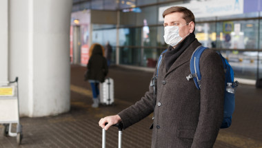 Barbat cu amsca, in aeroport, pentru a se proteja impotriva bolilor si a poluarii