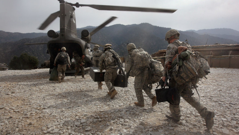 militari SUA în Afganistan se îmbarcă în elicopter