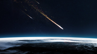 Meteorit care cade pe Pământ.