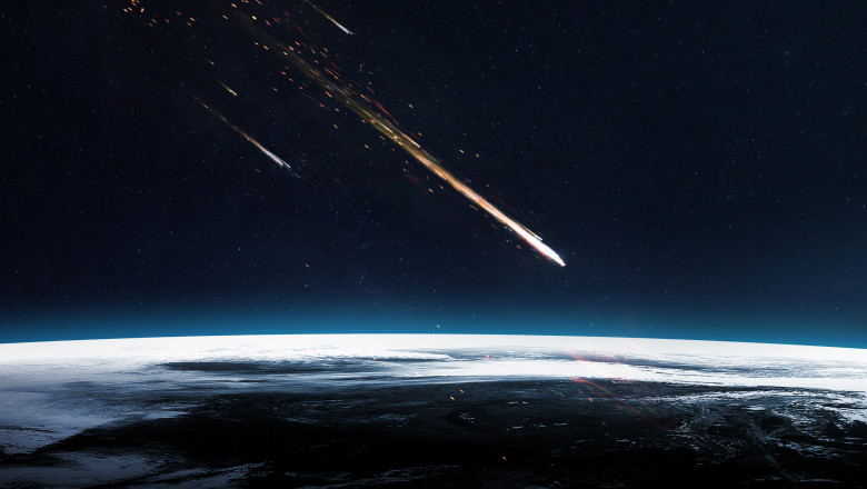 Meteorit care cade pe Pământ.