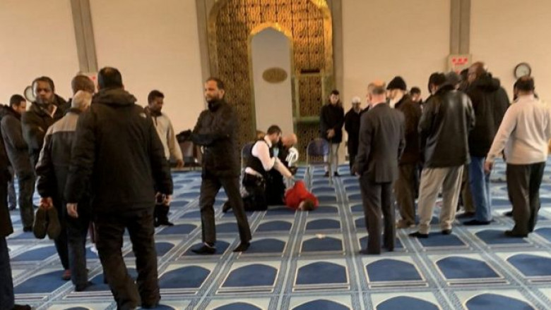 Un barbat este imobilizat la pamant, intr-o moschee din Londra