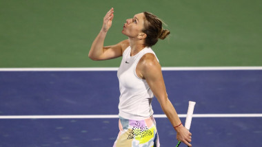 Simona Halep isi saluta sustinatorii dupa castigarea unui turneu WTA