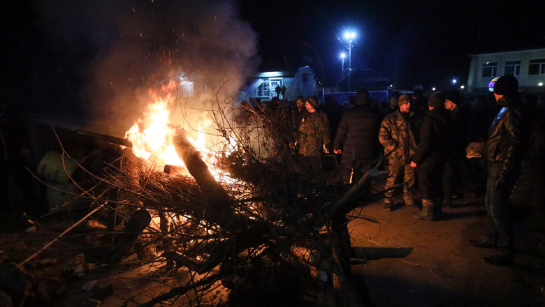 Protestatari în Ucraina au dat foc la baricade pentru a împiedica venirea în oraș a unor persoane evacuate din China