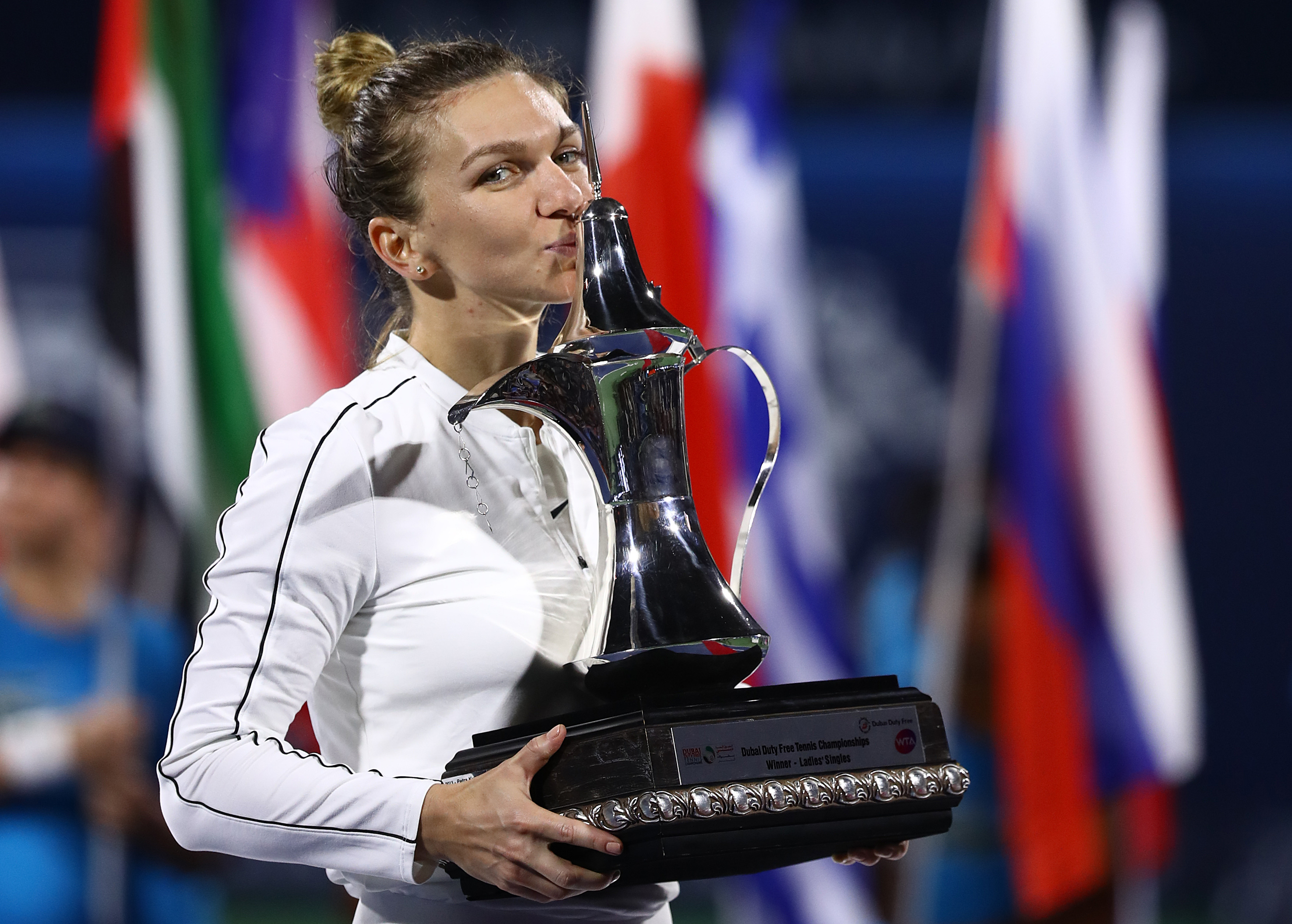 Simona Halep, campioana la Dubai. O partida cu mult tenis frumos, dramatism, emotii