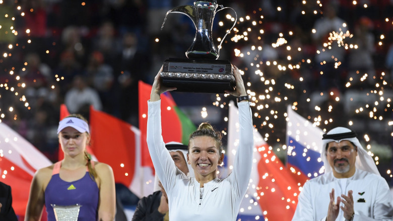 Simona Halep ridică trofeul Dubai 2020