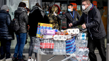 Cozi la supermarket după ce mai multe localități din Italia au fost declarate în carantină din cauza coronavirusului