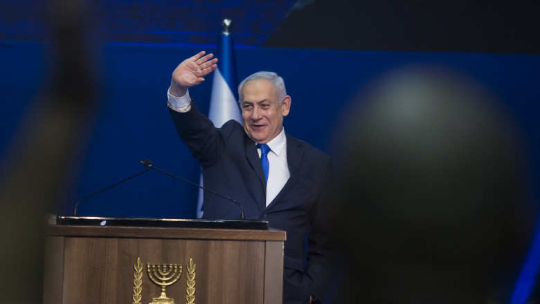 Benjamin Netanyahu gesticulează de la tribună