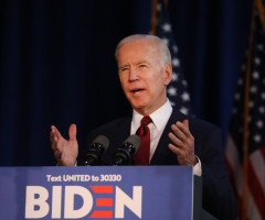 Joe Biden îşi publică declaraţiile fiscale şi îi cere lui Donald Trump să facă acelaşi lucru