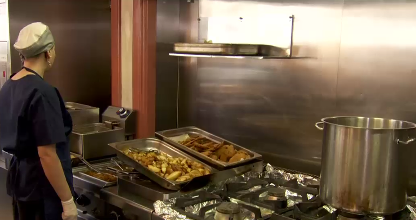 Romanii mananca mai des la restaurante. Cati bani lasa o persoana, in medie, pentru o masa in oras