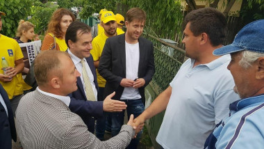 ludovic orban si mai multi liberali in campanie, vorbind cu cetateni pe strada