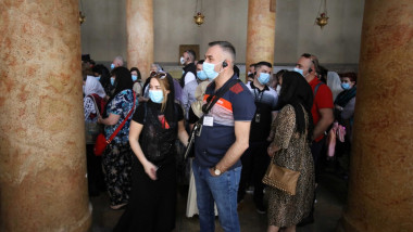 Turisti cu masti impotriva coronavirus, in vizita la Biserica Nasterii Domnului, in Betleem